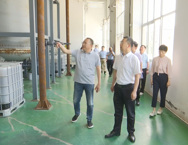 在陪同过程中，市、区领导了解到了古特生物从成立公司研发生物合成技术到现在拥有三座生产基地这十二年来的的发展历程，CEO秦永发对古特生物的生产现状及未来发展规划也作了详细说明。