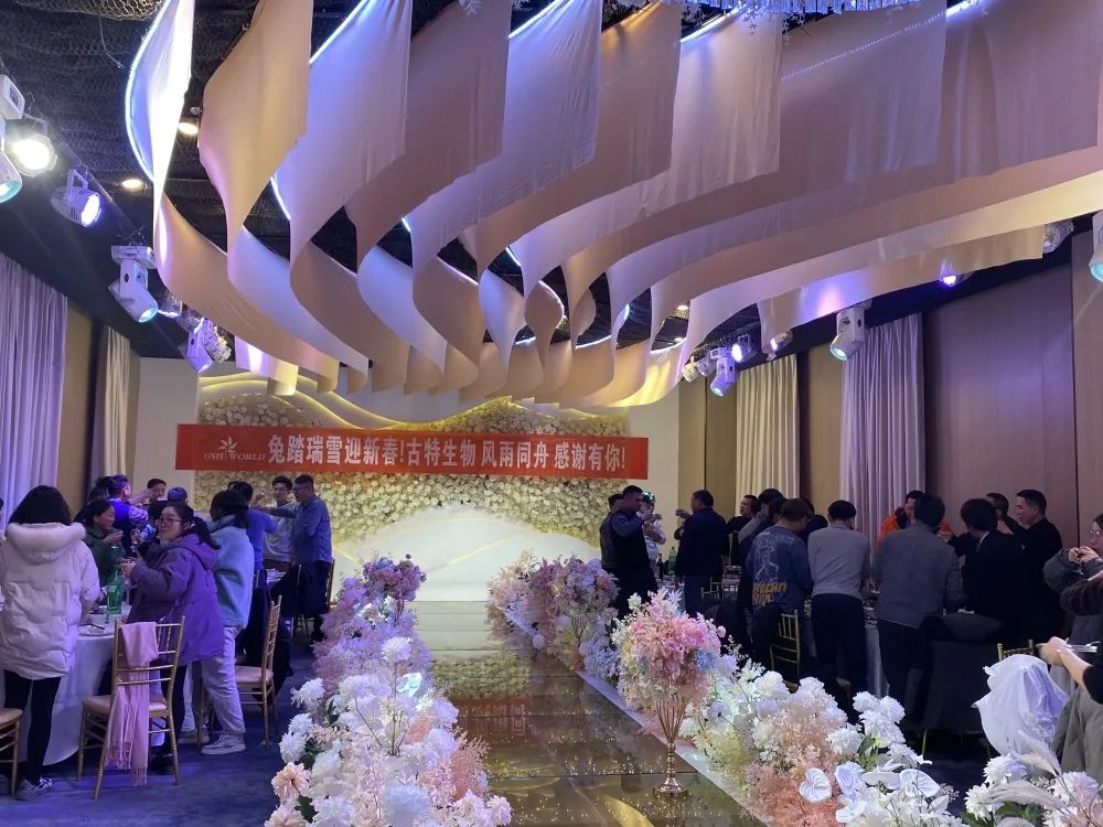 所有员工欢聚一堂，共同举杯庆祝